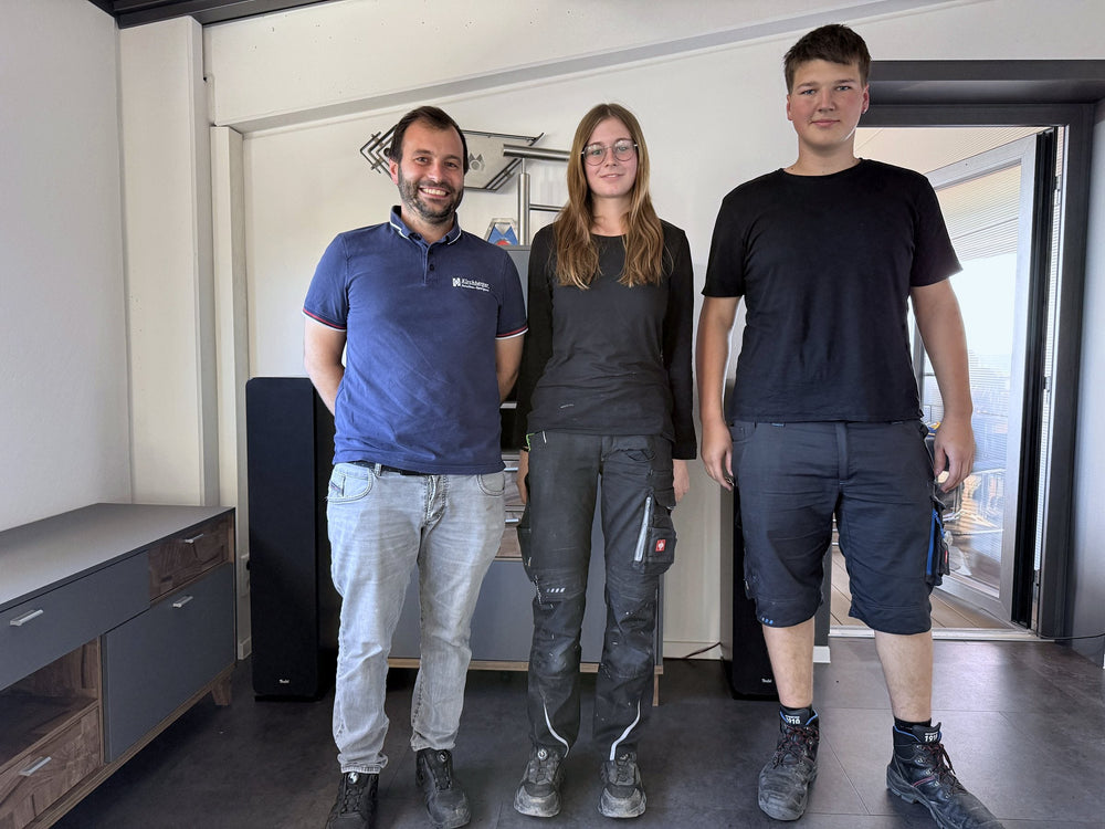 Geschäftsführer Thomas Kirchberger (links) mit den zwei neuen Auszubildenden zum Metallbauer, Fachrichtung Konstruktionstechnik