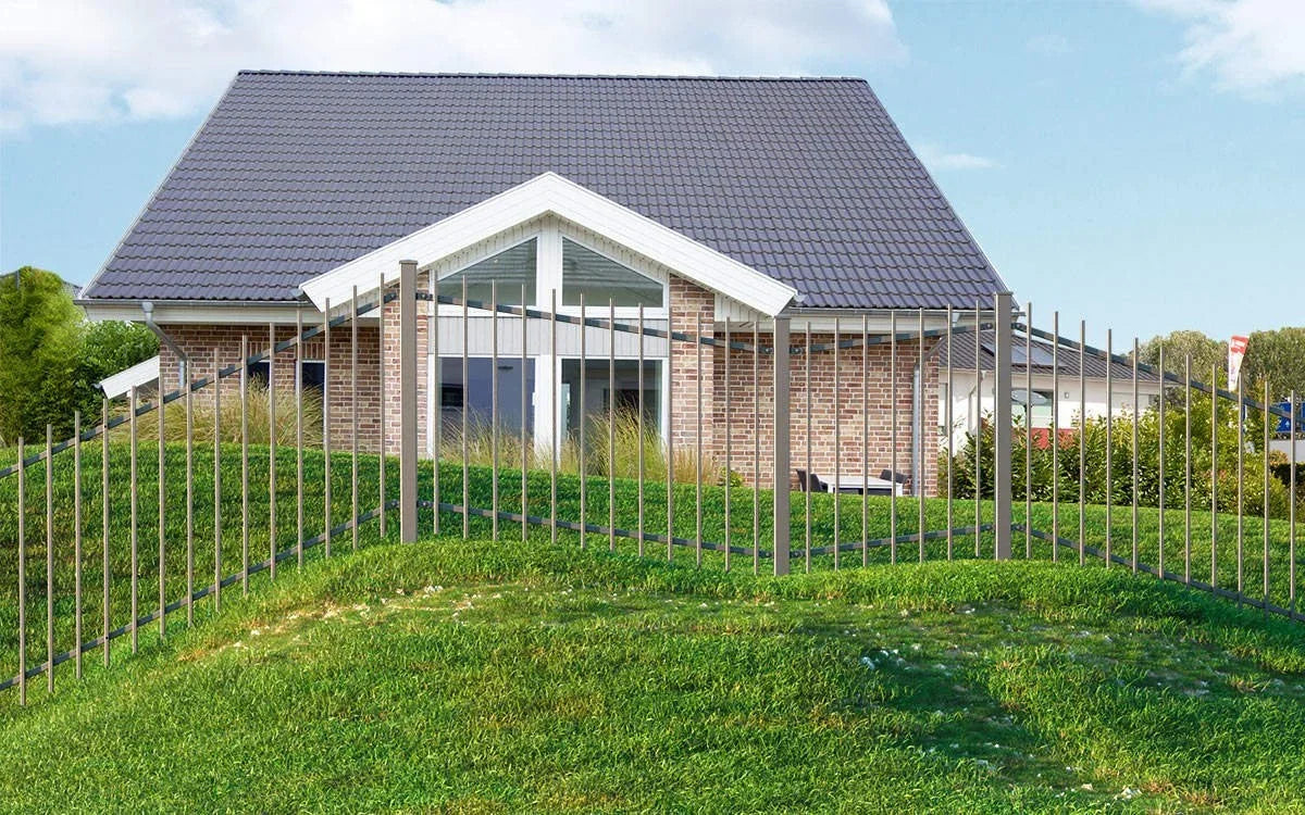 Steigungszaun aus Metall auf Hang vor modernem Einfamilienhaus, pulverbeschichtet