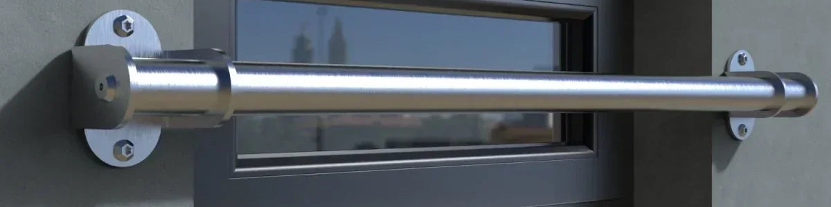 Fenstersicherung mit Edelstahl-Sicherheitsstange außen an modernem Fenster montiert