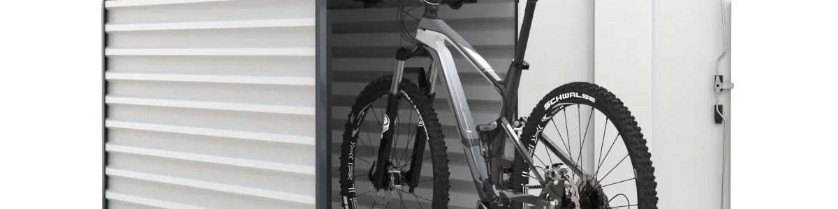 Graue Fahrradbox aus Metall mit offenem Tor und Mountainbike im Inneren, seitliche Ansicht.