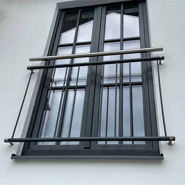 Französischer Balkon aus Metall vor modernem Fenster mit schwarzen Sprossen, Wandmontage