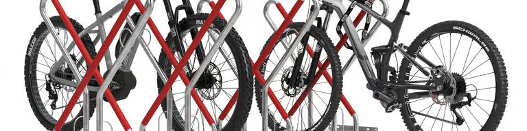 MTB Sattelständer aus Edelstahl mit Mountainbike, outdoor auf Schotterweg