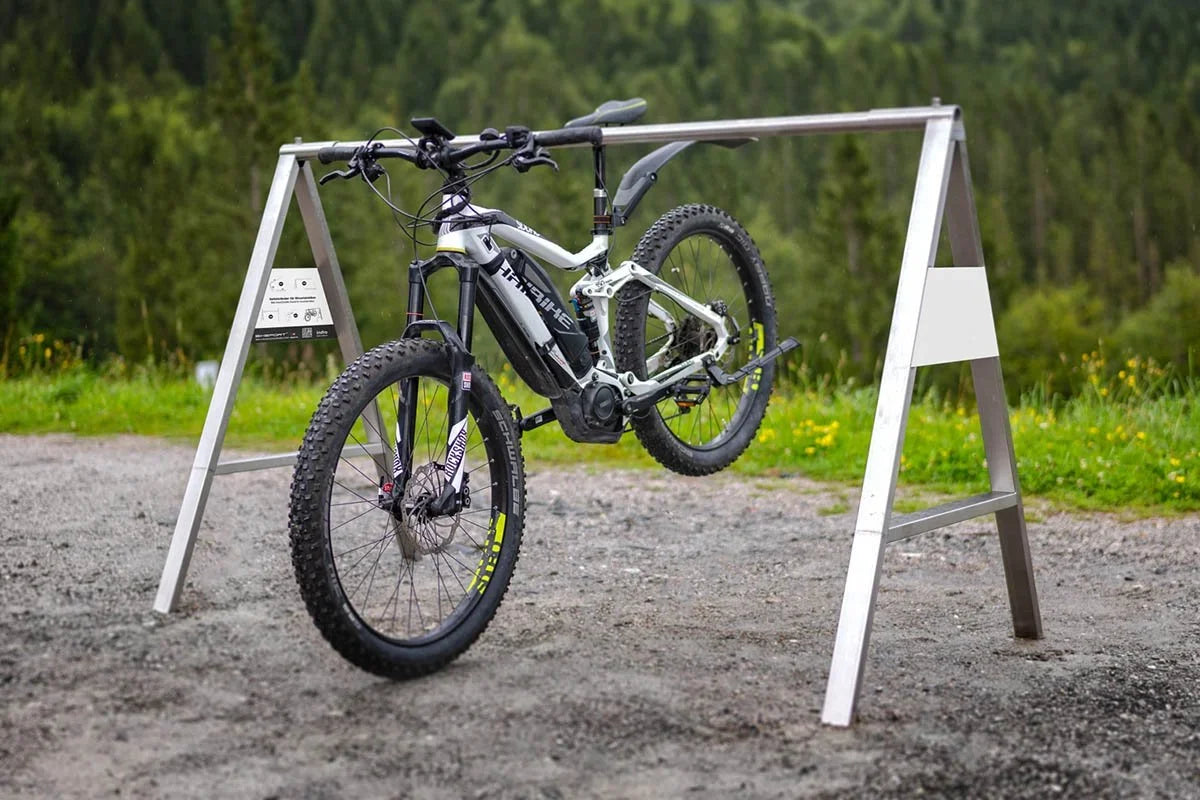 MTB Sattelständer aus Edelstahl mit Mountainbike, outdoor auf Schotterweg