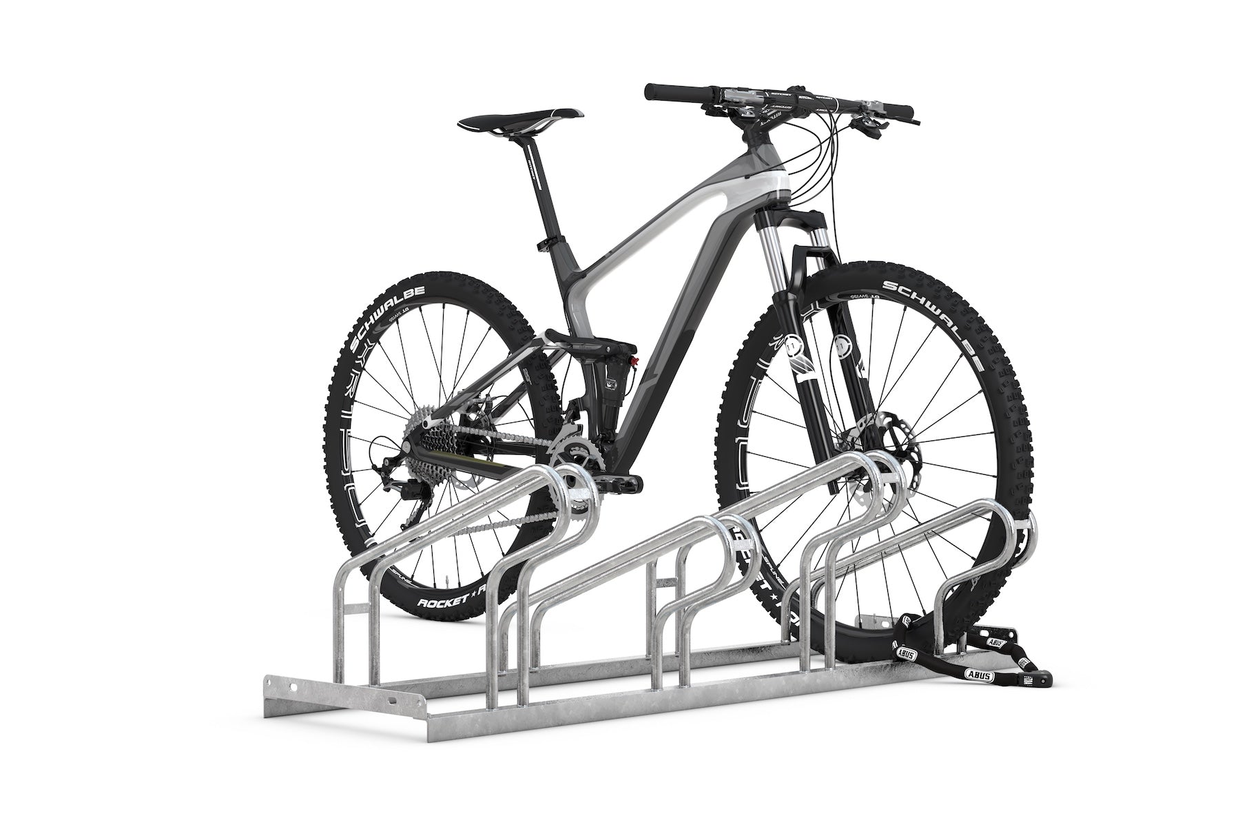 Fahrrad in silbernem Fahrradständer aus Metall, seitliche Ansicht, weißer Hintergrund