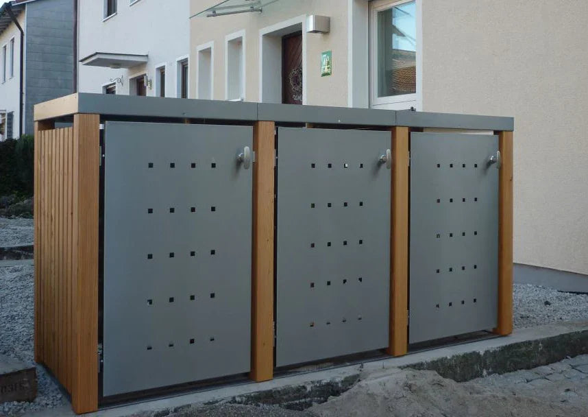3er Mülltonnenbox aus Holz und Edelstahl, modern, vor Wohnhaus aufgestellt