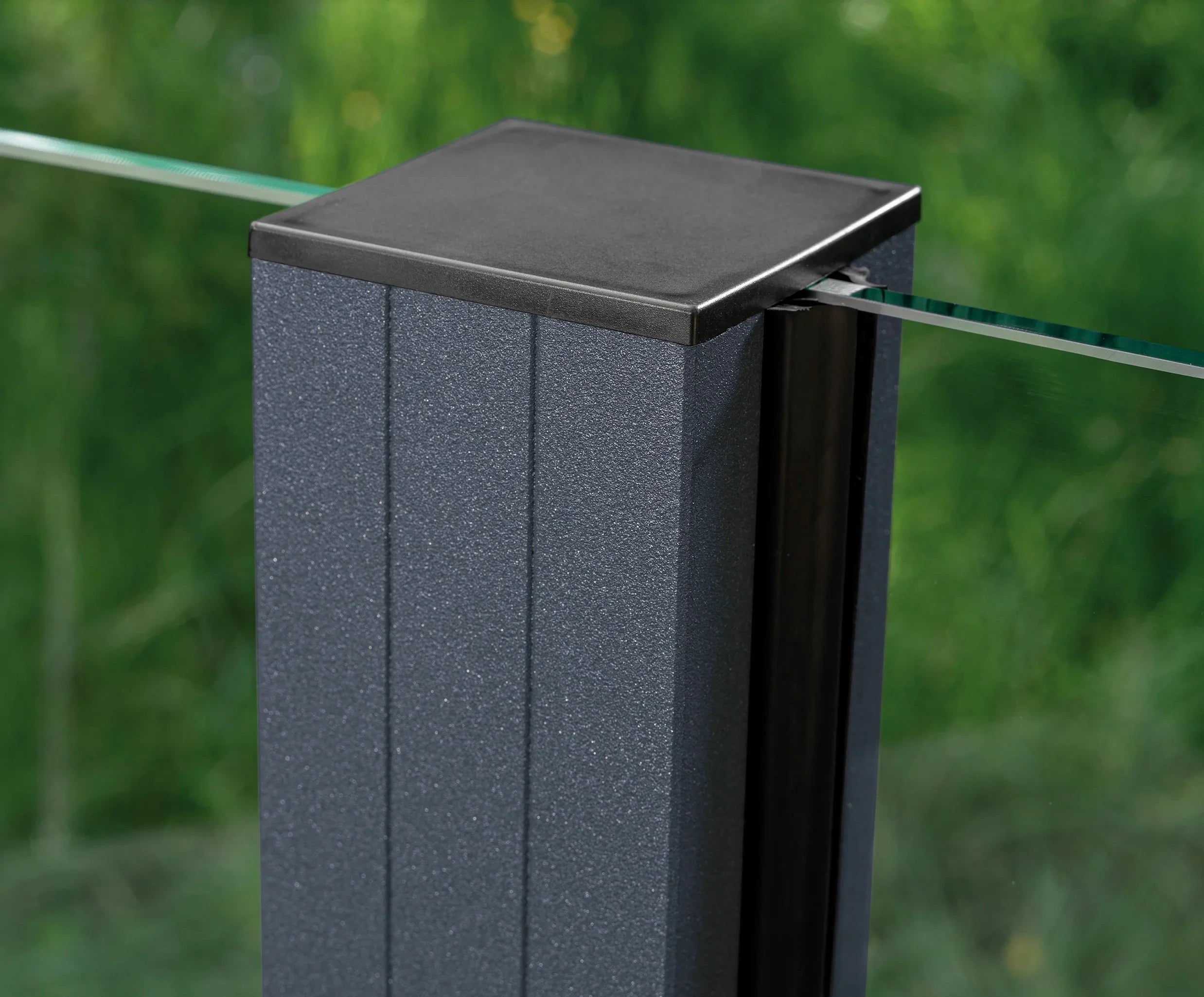 Aluminium Zaunpfosten 68x68mm mit eingesetztem Glas, modernes Zaunsystem im Garten