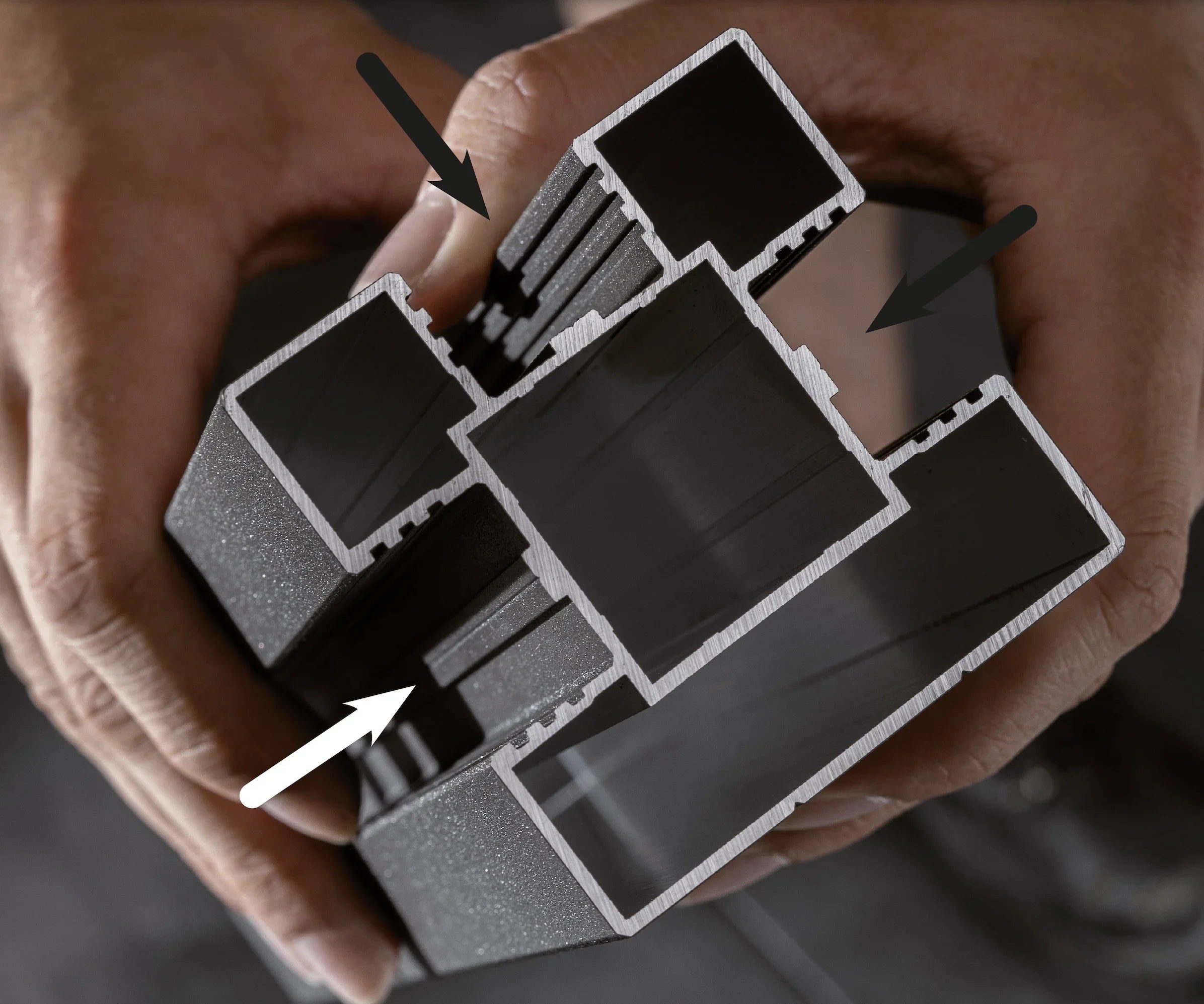 Detailaufnahme eines Aluminium Zaunpfostens 68x68mm mit Systemprofil, Hände halten Profil