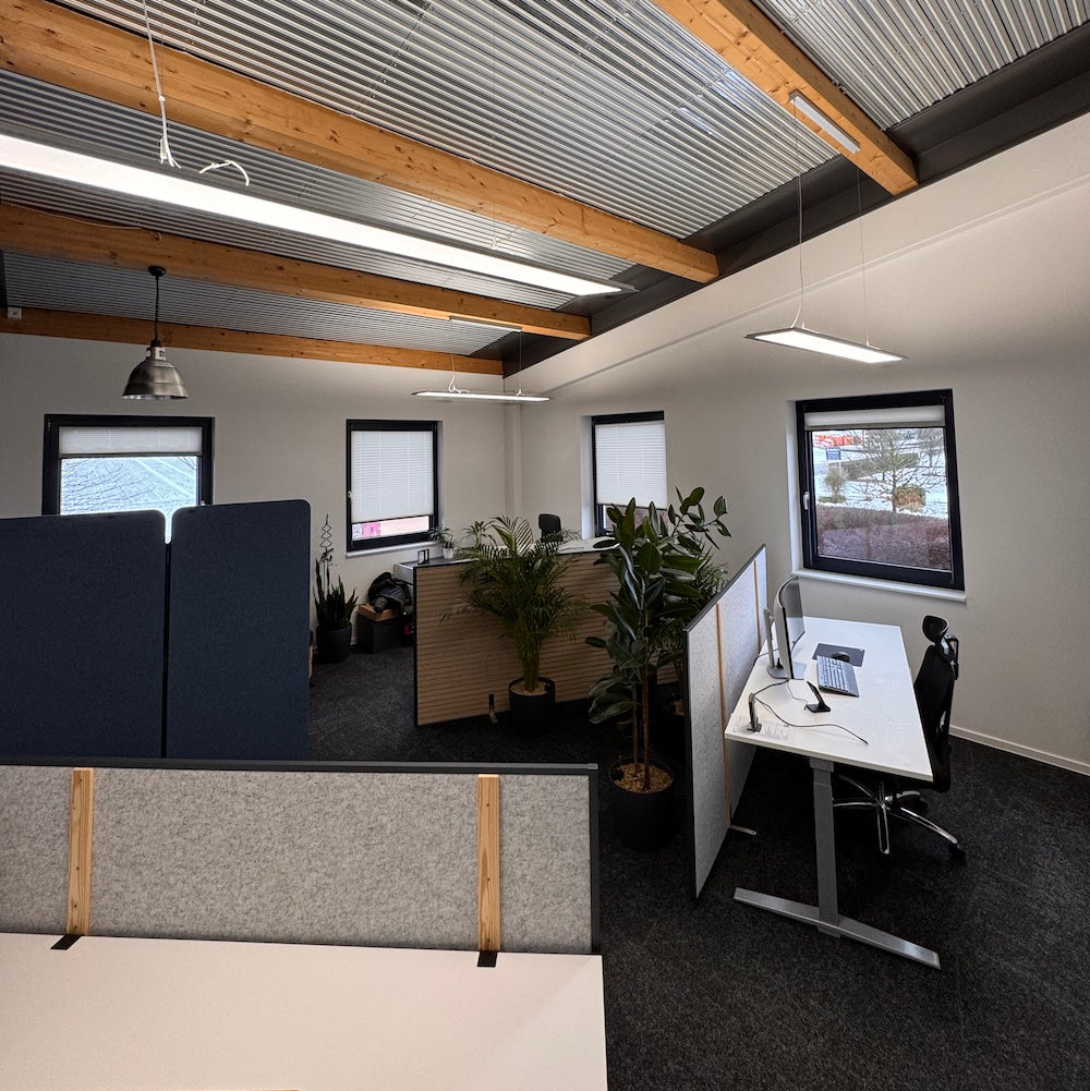 Modernes Metallbau-Büro mit Arbeitsplätzen