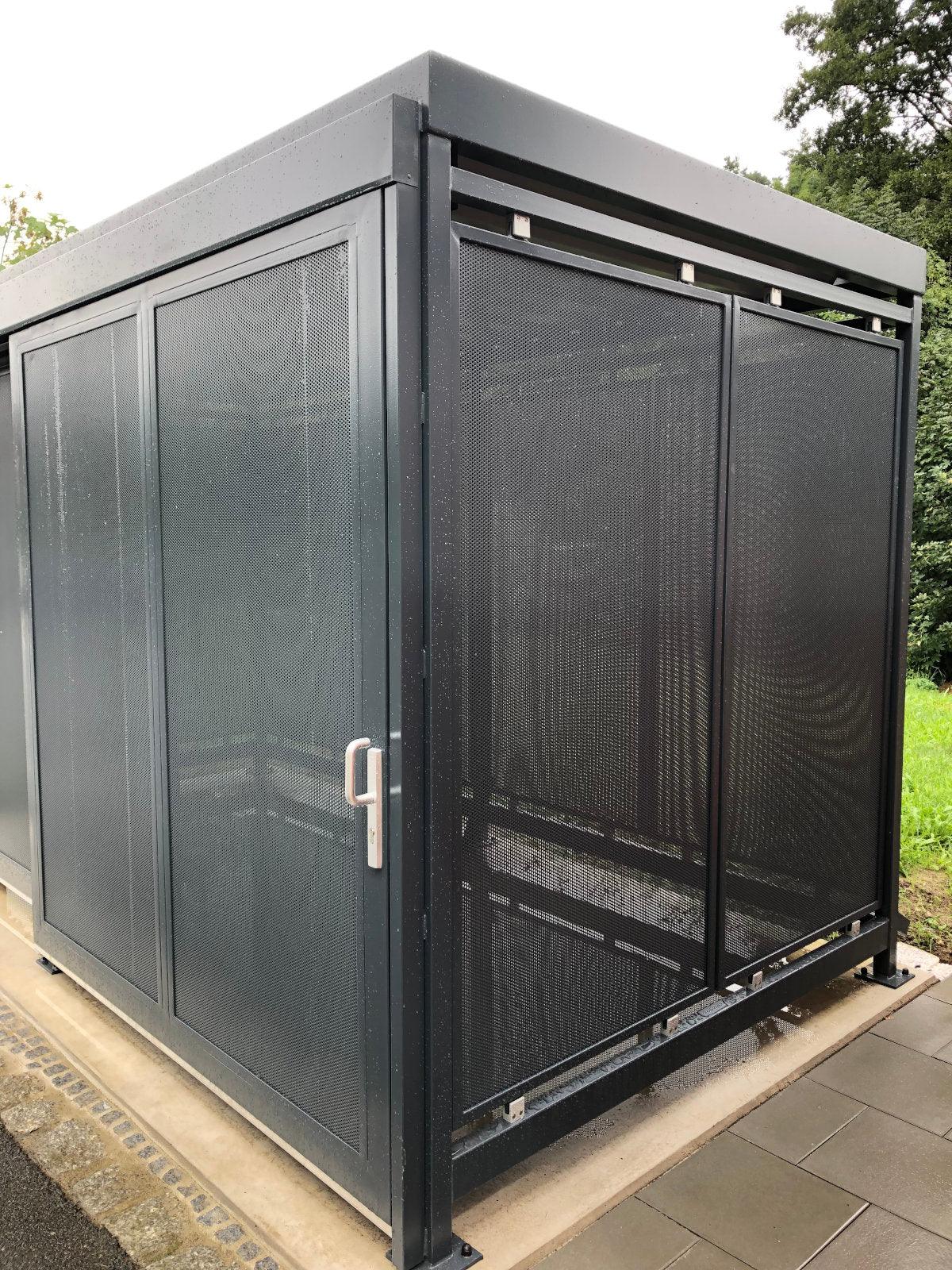 Moderne Metall Fahrradgarage und Mülltonnenbox mit Flachdach und Gitterwänden