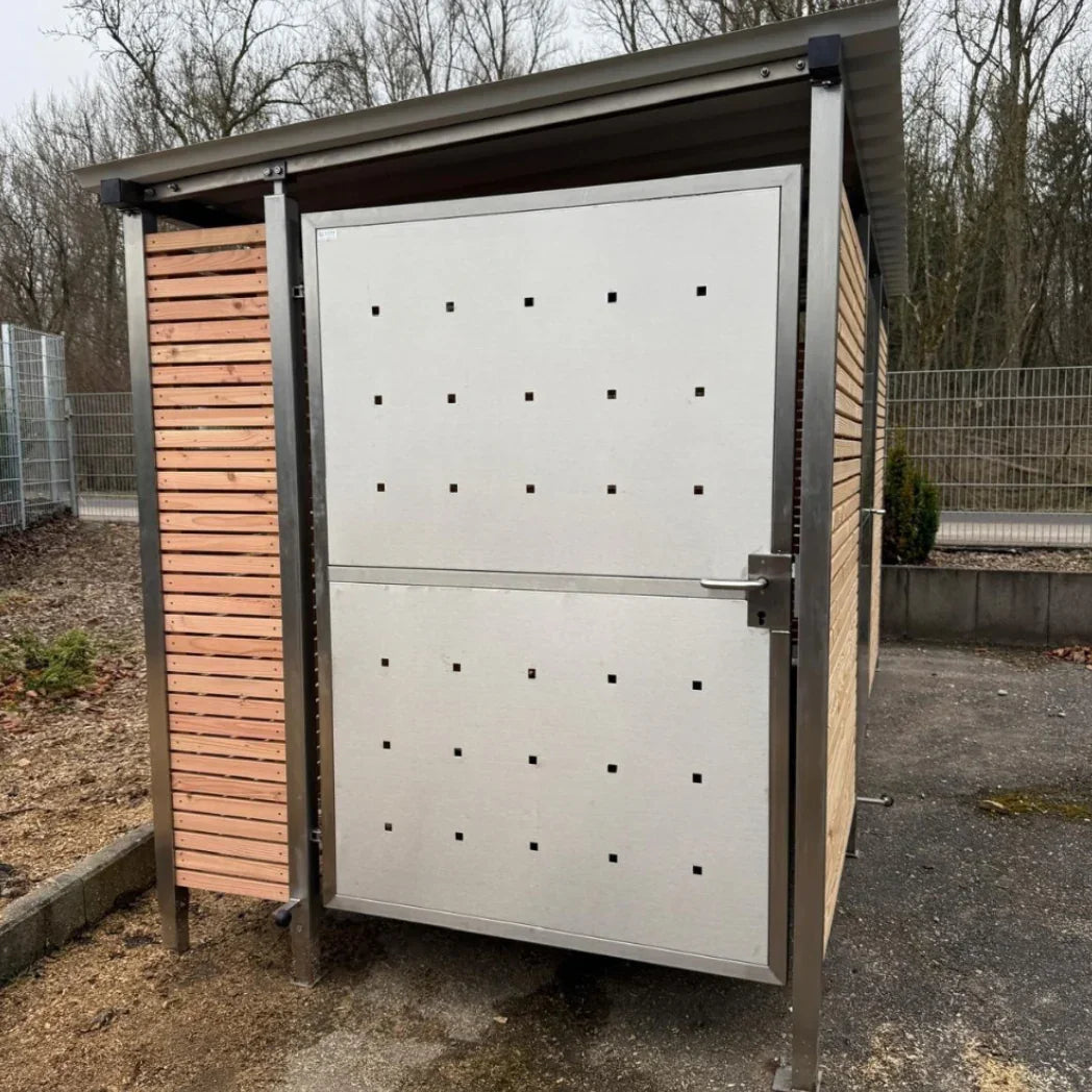 Modernes Metall Gerätehaus mit seitlicher Überdachung und Holzlamellen, Outdoor