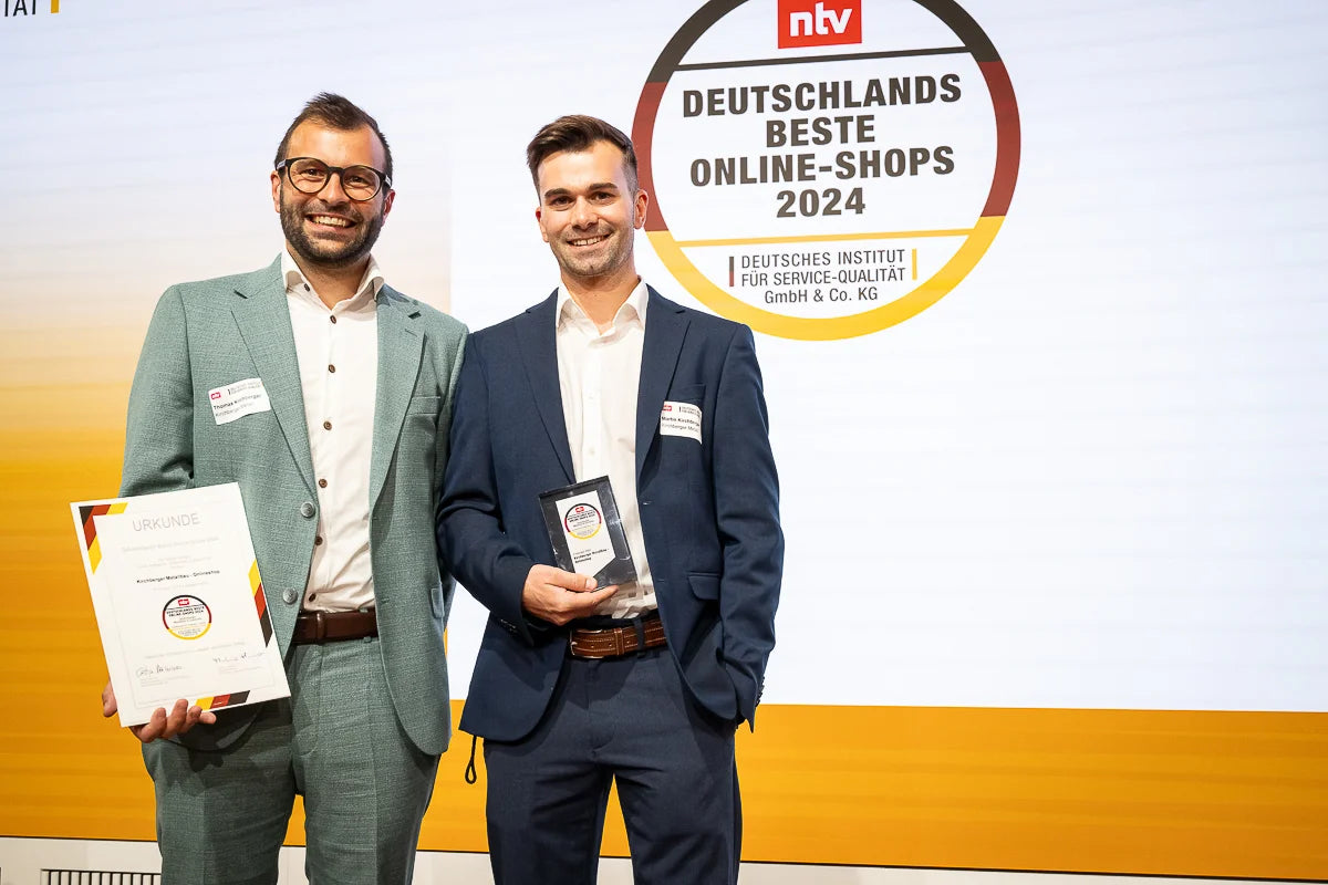 Zwei Männer mit Online-Shop-Auszeichnung