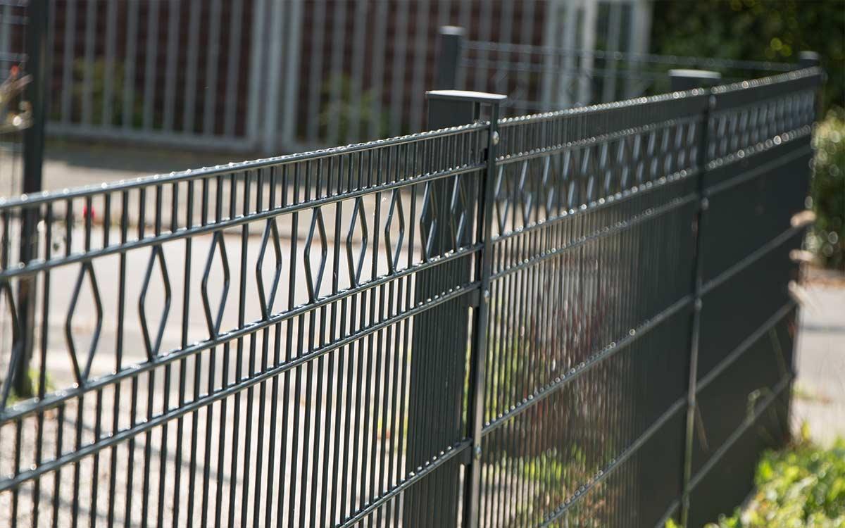 Doppelstabmattenzaun Modell GIRONA aus Metall mit Zierornamenten im Außenbereich