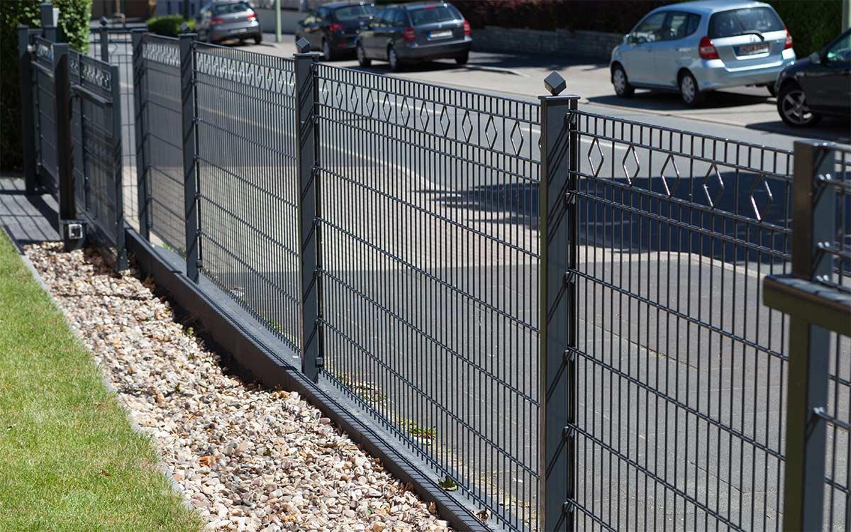 Moderner Doppelstabmattenzaun aus Metall mit Zierornamenten an Einfahrt, Vorgarten und Straße