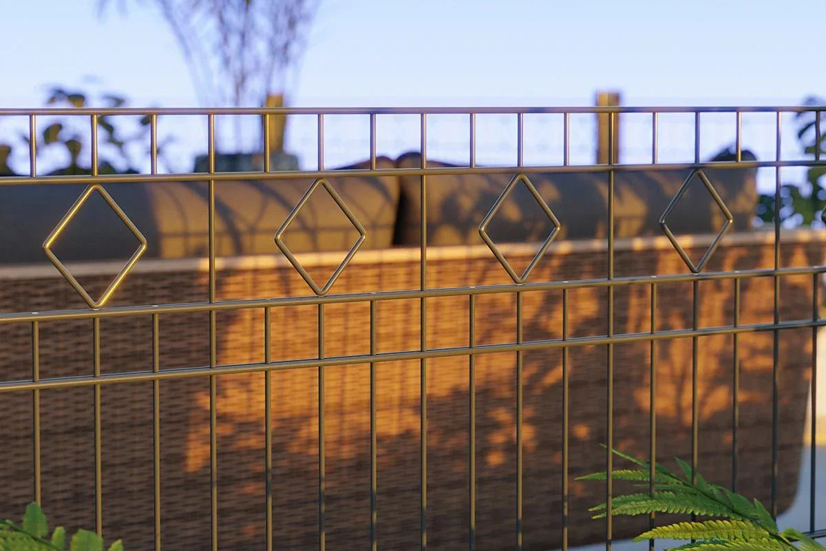 Doppelstabmattenzaun Modell Malaga mit Rautenmuster, Gartenzaun aus Metall im Sonnenlicht