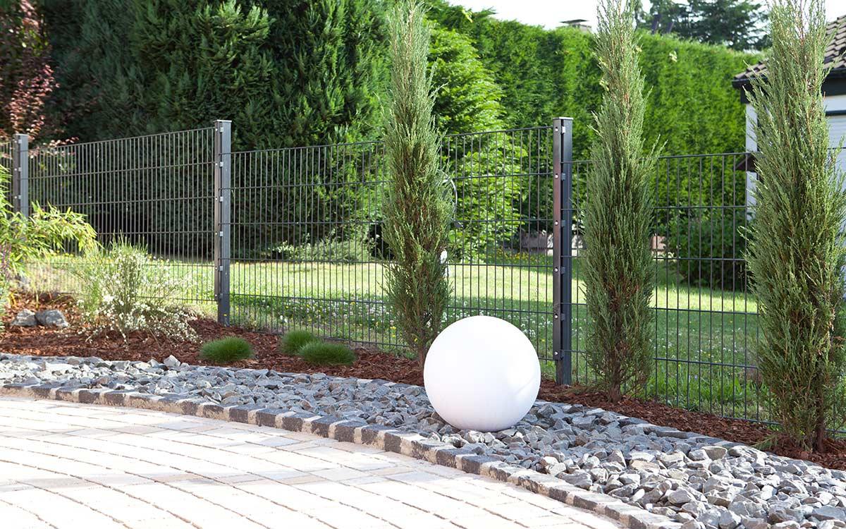 Doppelstabmattenzaun anthrazit im Garten mit Deko, Steinen und grünen Pflanzen