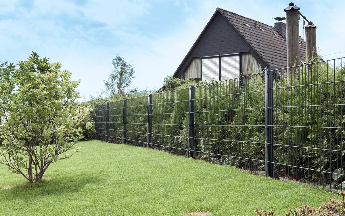 Doppelstabmattenzaun Modell MORITZ als Gartenzaun vor Hecke und Einfamilienhaus