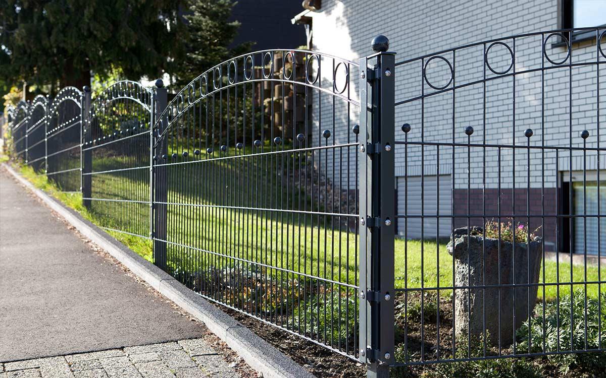 Moderner Doppelstabmattenzaun Modell WIEN mit Zierelementen vor Wohnhaus im Garten