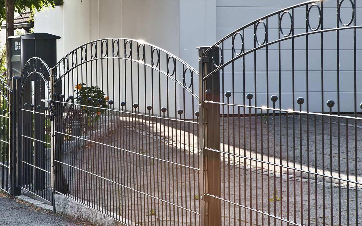 Stilvoller Doppelstabmattenzaun mit Tor, pulverbeschichtet, für Einfahrt und Grundstück