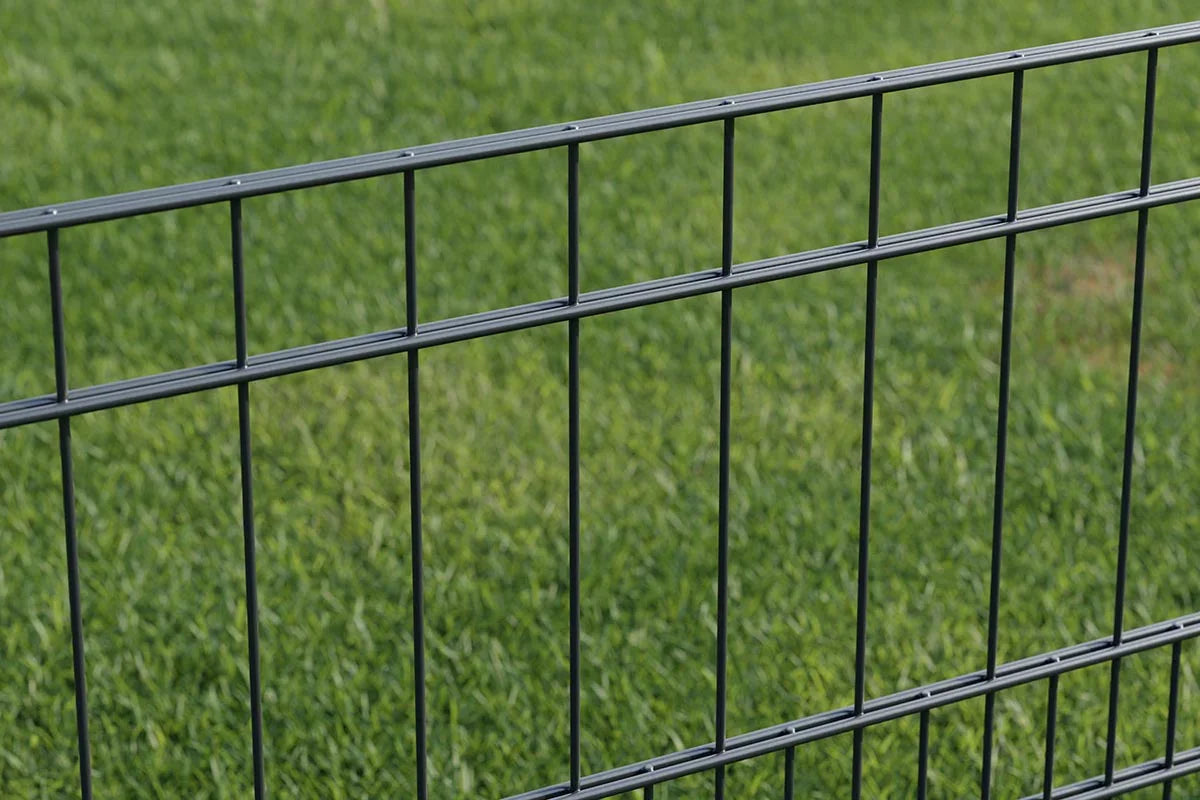 Doppelstabmattenzaun Detailansicht, stabile Metallgitter, Gartenzaun auf Rasen