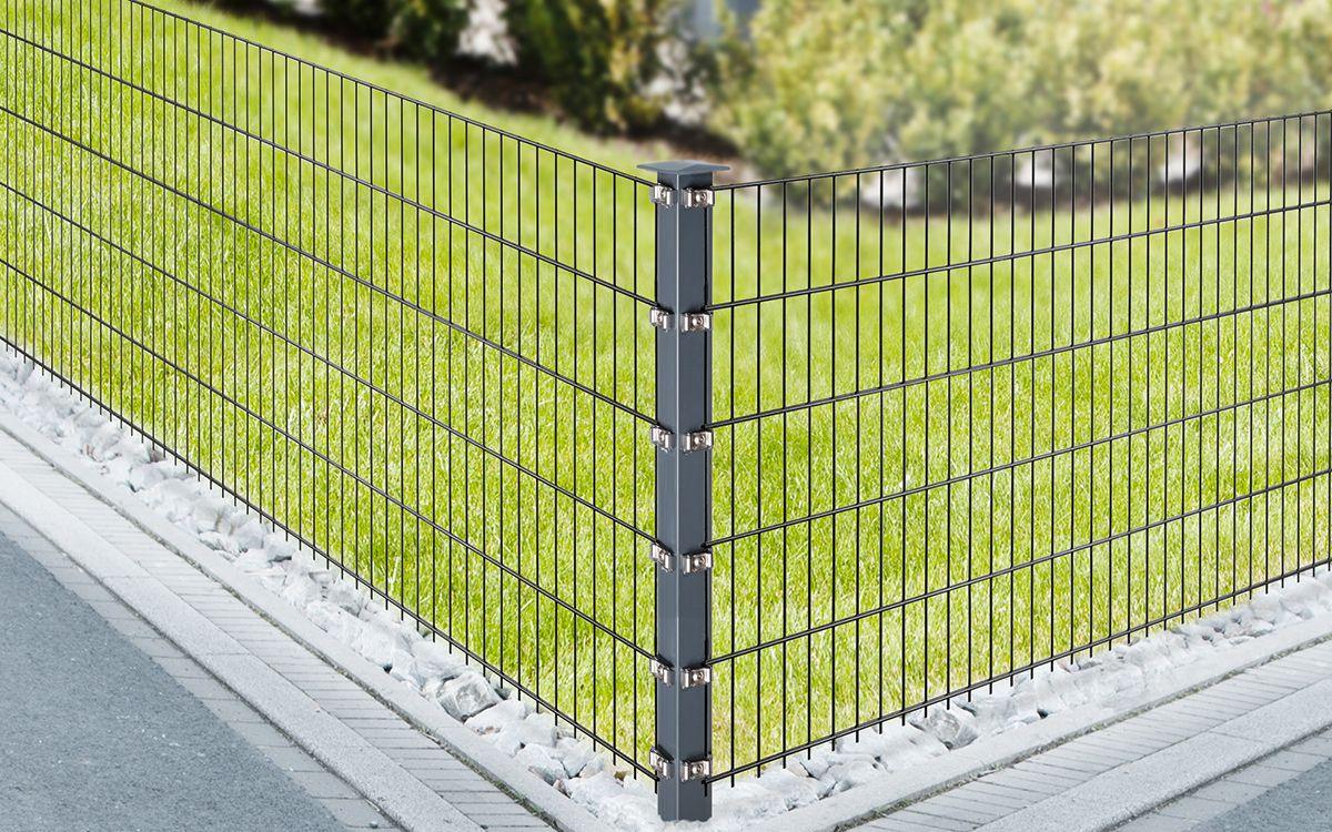 Eck-Zaunpfosten Typ VSE aus Metall, montiert mit Doppelstabmattenzaun im Garten