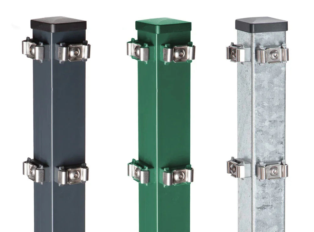 Drei Eck-Zaunpfosten aus Metall in Grau, Grün und Verzinkt mit Befestigungsschellen.