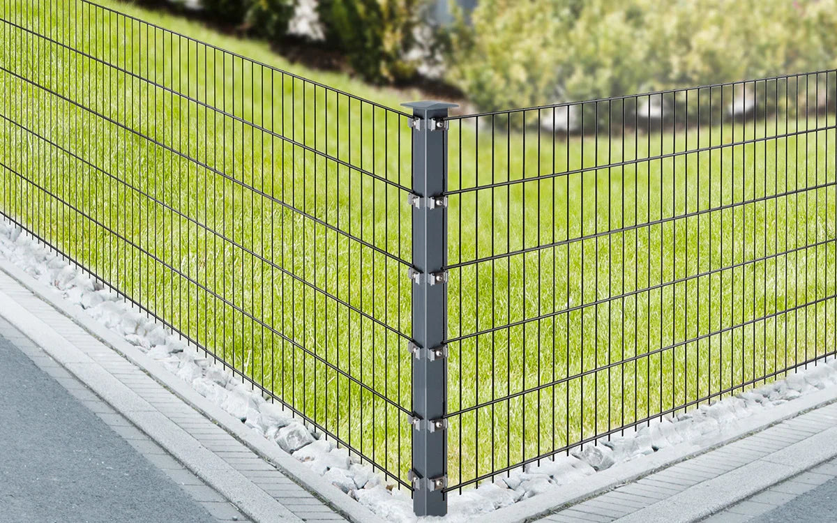 Eckpfosten Typ VPE für Gartenzaun, stabile Metallkonstruktion, montiert auf Rasenfläche