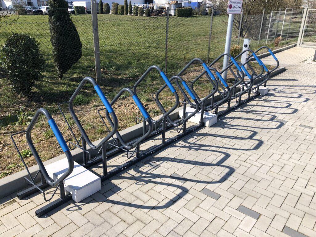 Moderner Fahrradparker aus Metall für mehrere Fahrräder auf gepflastertem Außenbereich