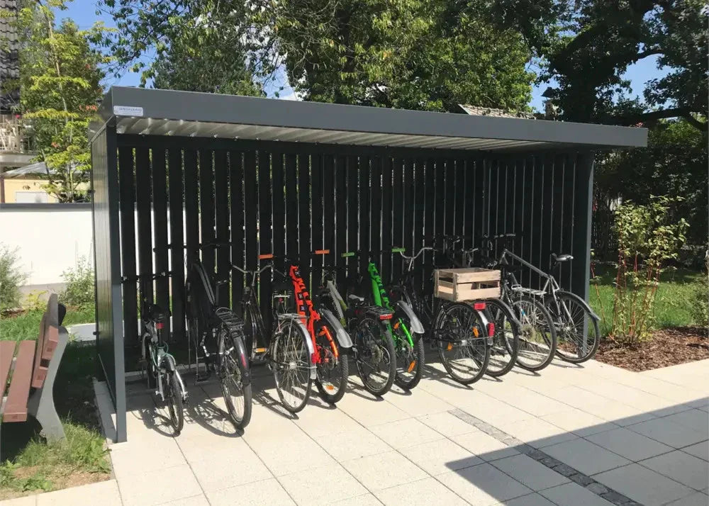 Moderne Fahrradüberdachung aus Metall mit mehreren abgestellten Fahrrädern im Außenbereich