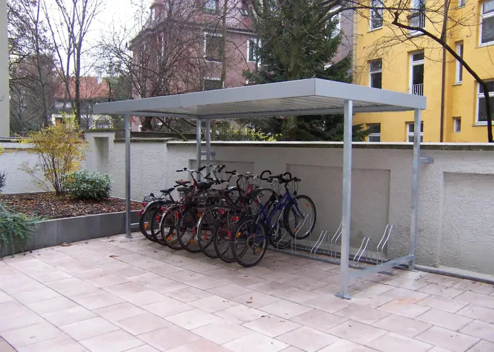 Moderne Fahrradüberdachung aus Metall mit Fahrradständer im Innenhof