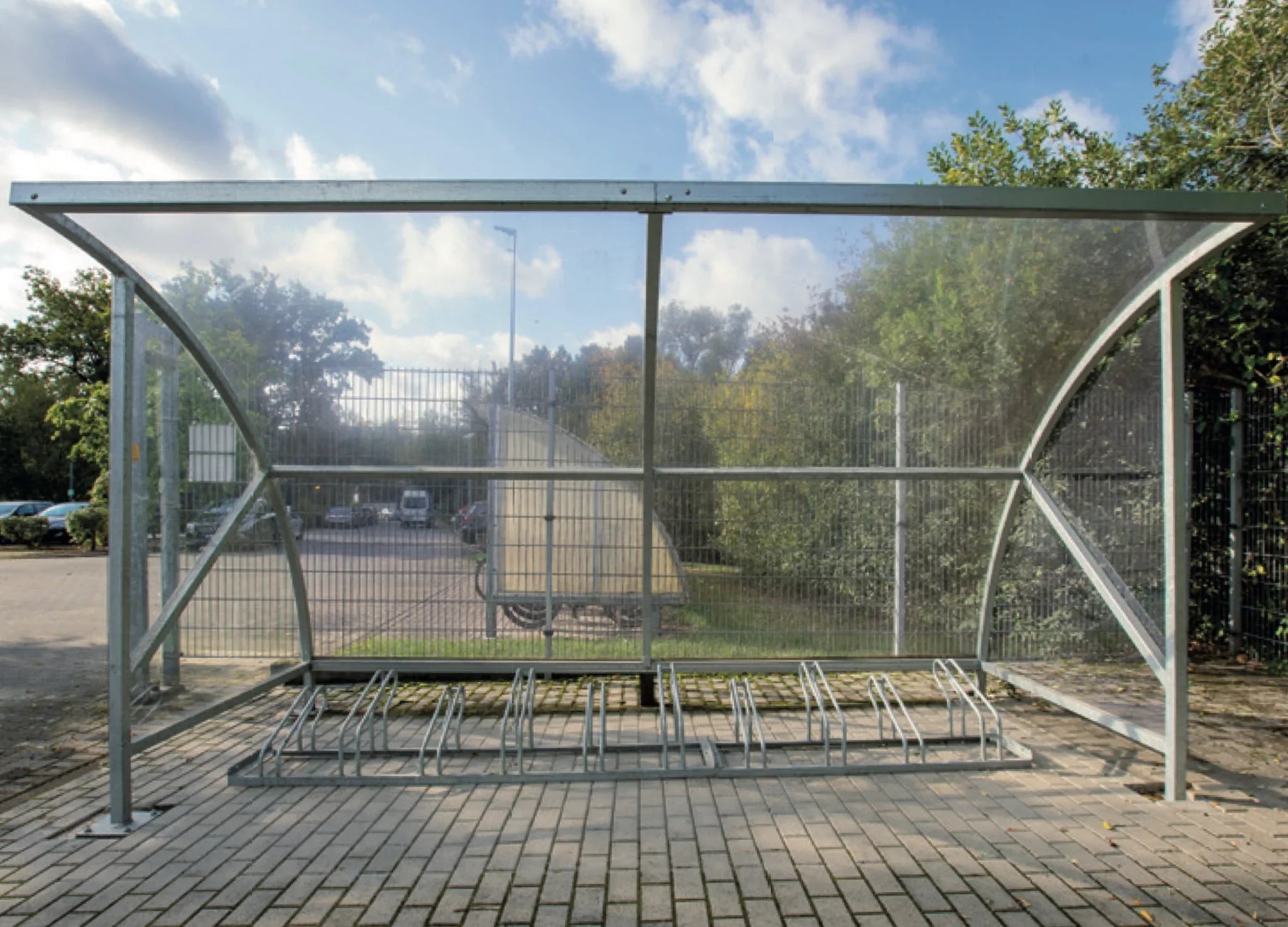Verzinkter Fahrradunterstand mit Fahrradständer auf Pflaster, moderner Wetterschutz außen