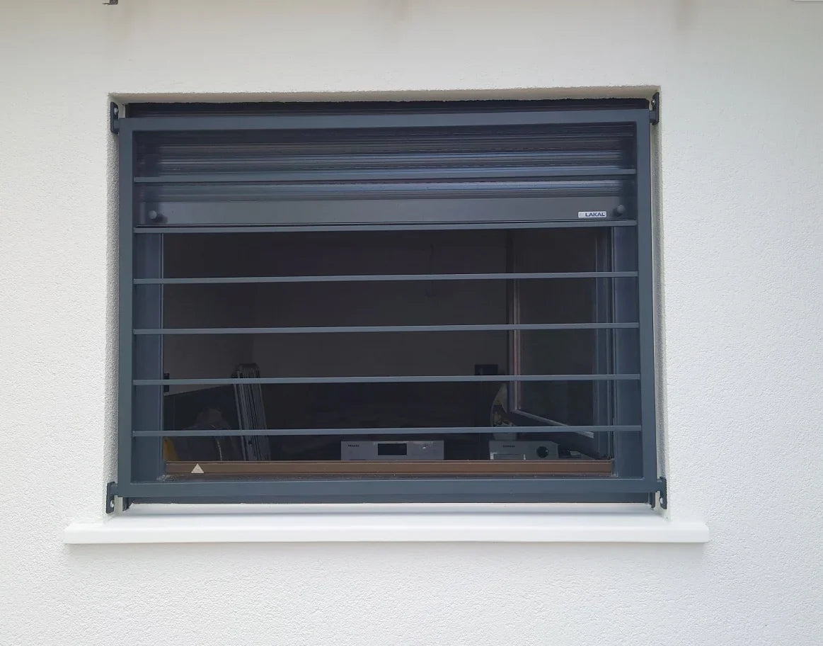 Fenstergitter Modell Pisa pulverbeschichtet Laibung Beispiel Kunde