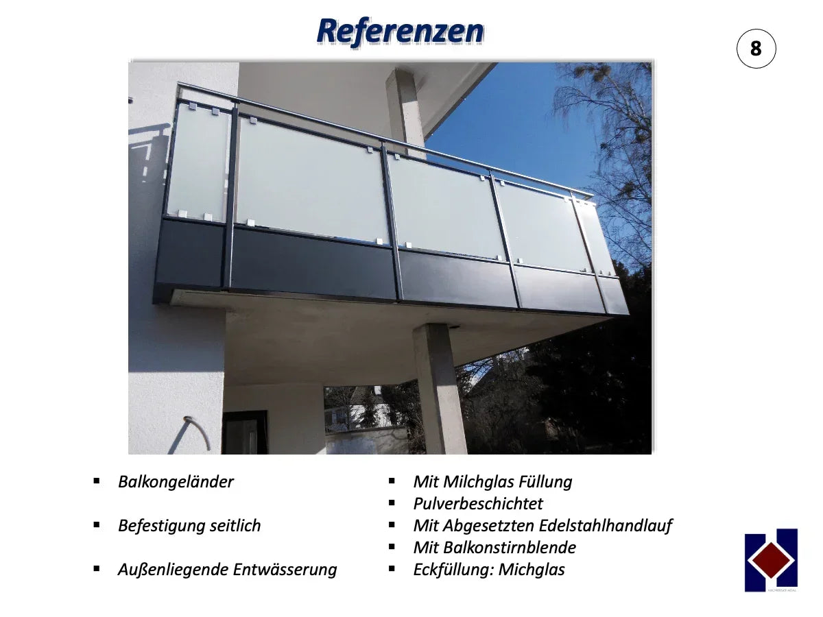 Modernes Balkongeländer aus Metall mit Milchglasfüllung und Edelstahlhandlauf, seitliche Befestigung.