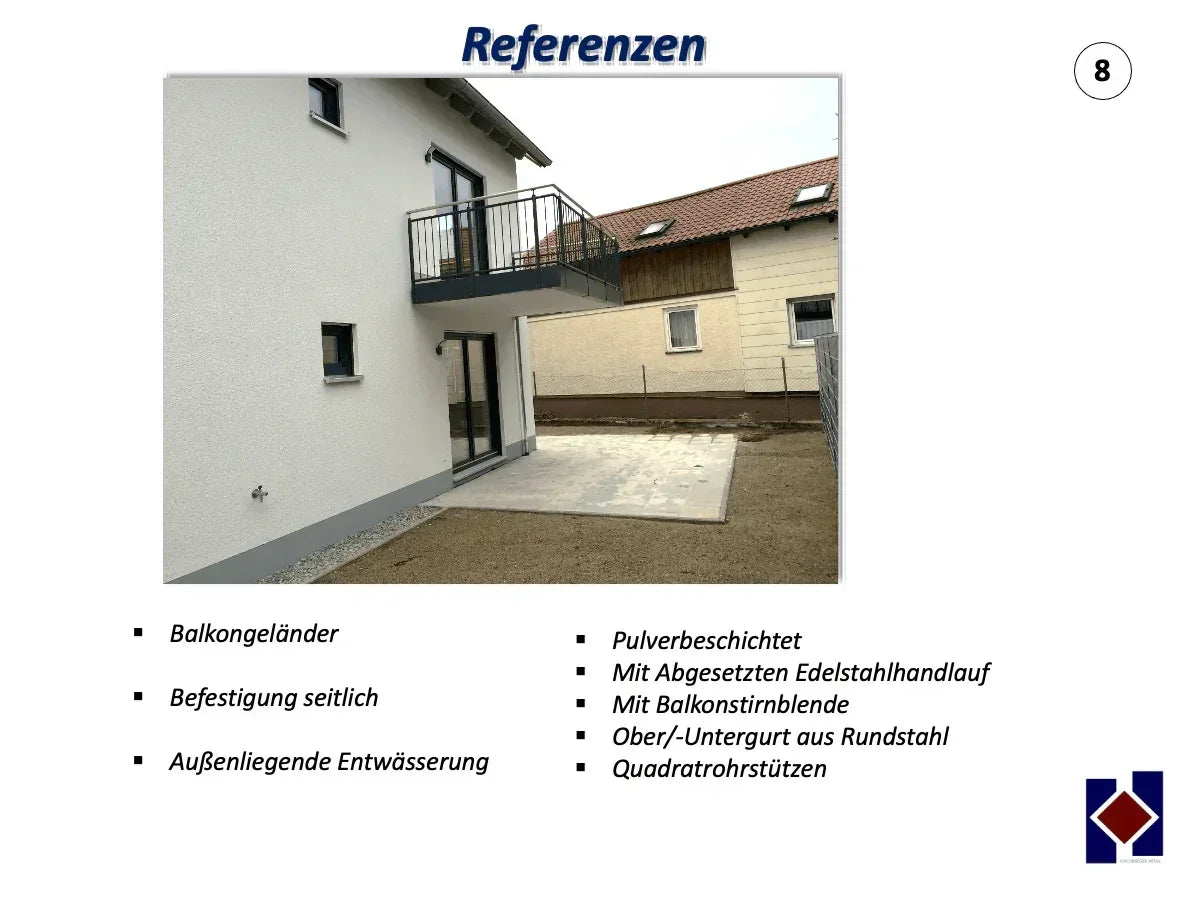 Modernes Metall-Balkongeländer an Wohnhaus, seitliche Befestigung, pulverbeschichtet.