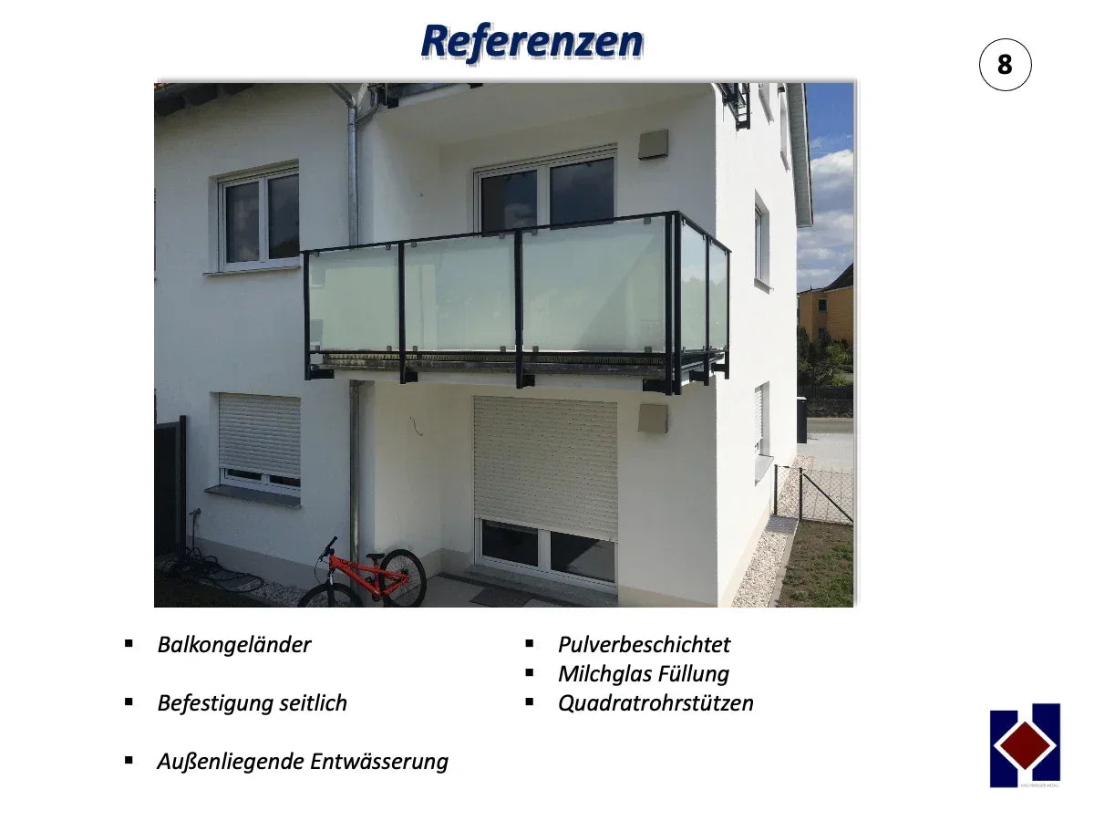 Modernes Balkon Geländer aus pulverbeschichtetem Metall mit Milchglasfüllung an Wohnhaus