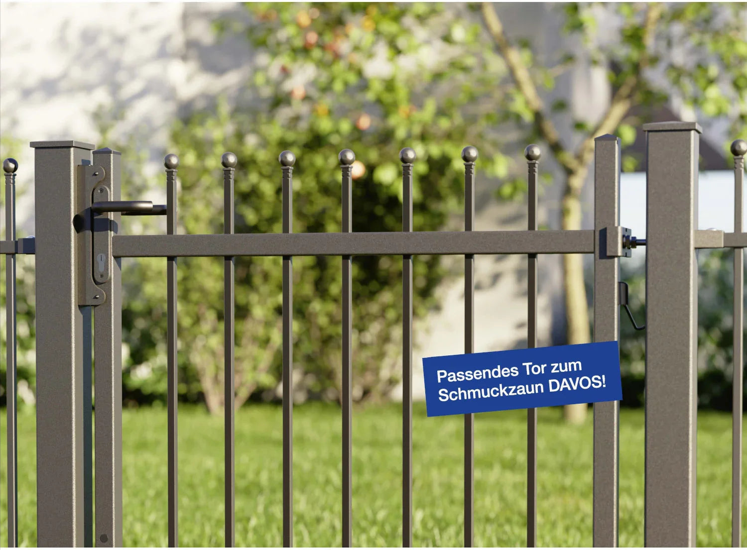 Gartentor aus Metall mit senkrechten Stäben, Zierspitzen und Schloss im Garten