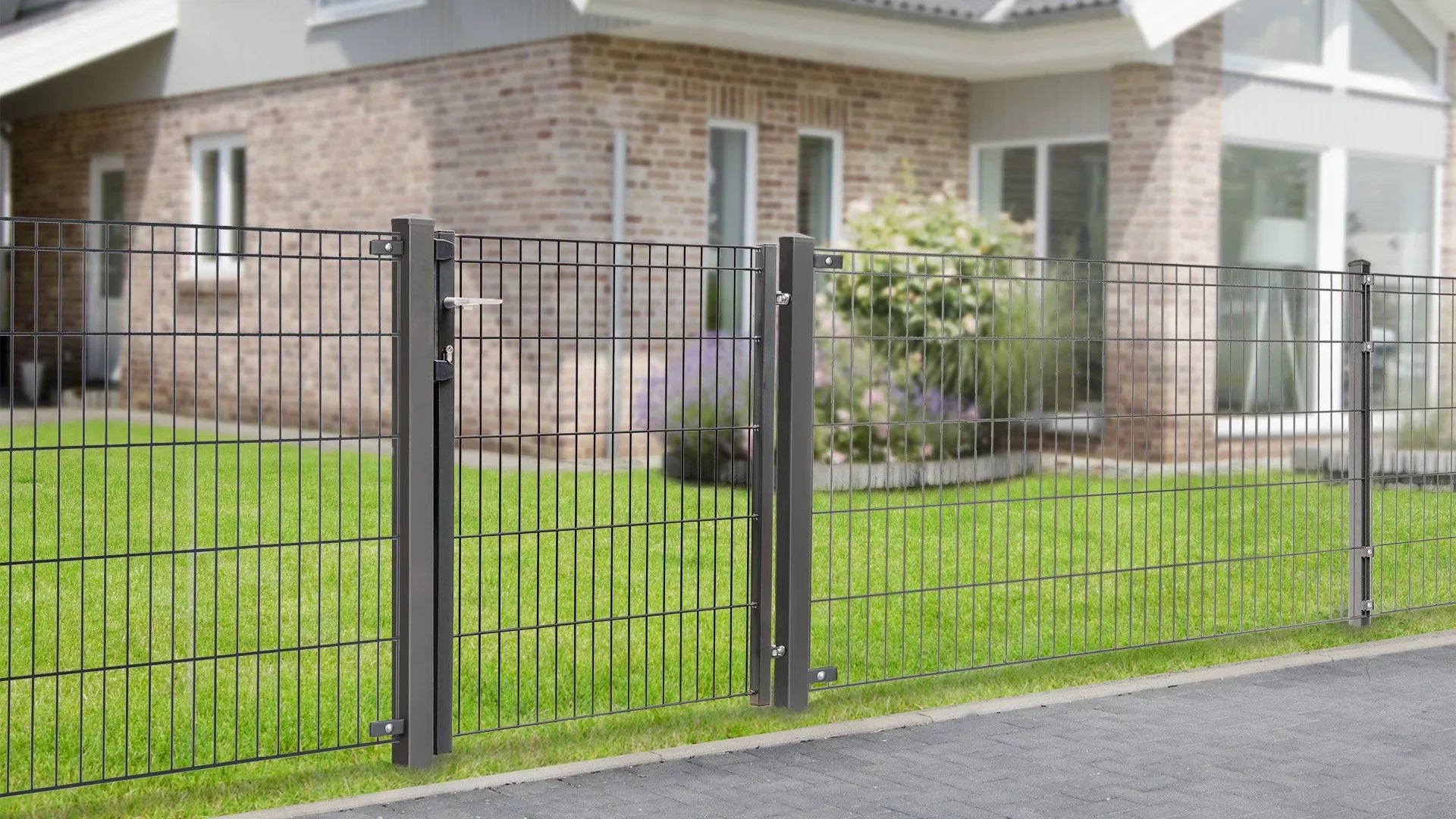 Anthrazitfarbenes Gartentor aus Metall, einflügelig, vor modernem Haus und grünem Rasen