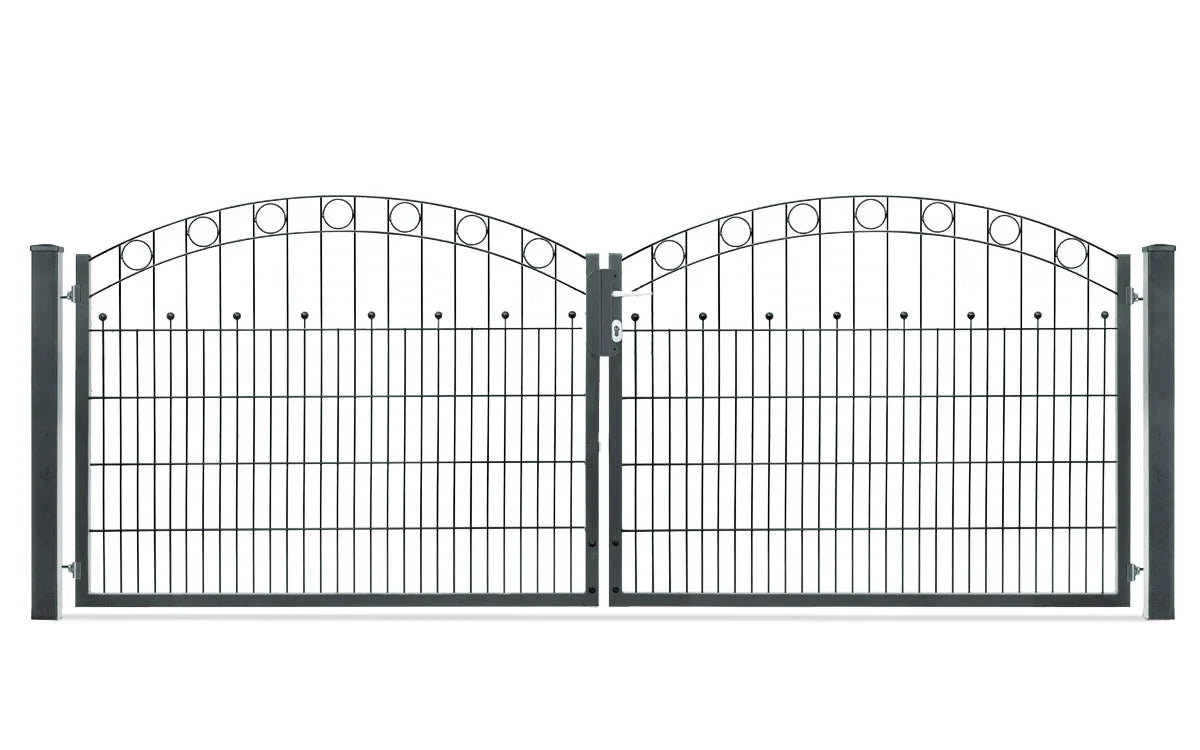 Anthrazitfarbenes zweiflügeliges Gartentor aus Metall mit Dekorkreisen und Zierbogen, freigestellt