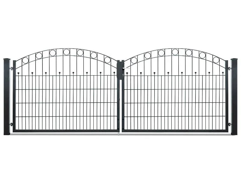 Zweiflügeliges Gartentor aus Metall mit dekorativen Rundornamenten, modernem Design.