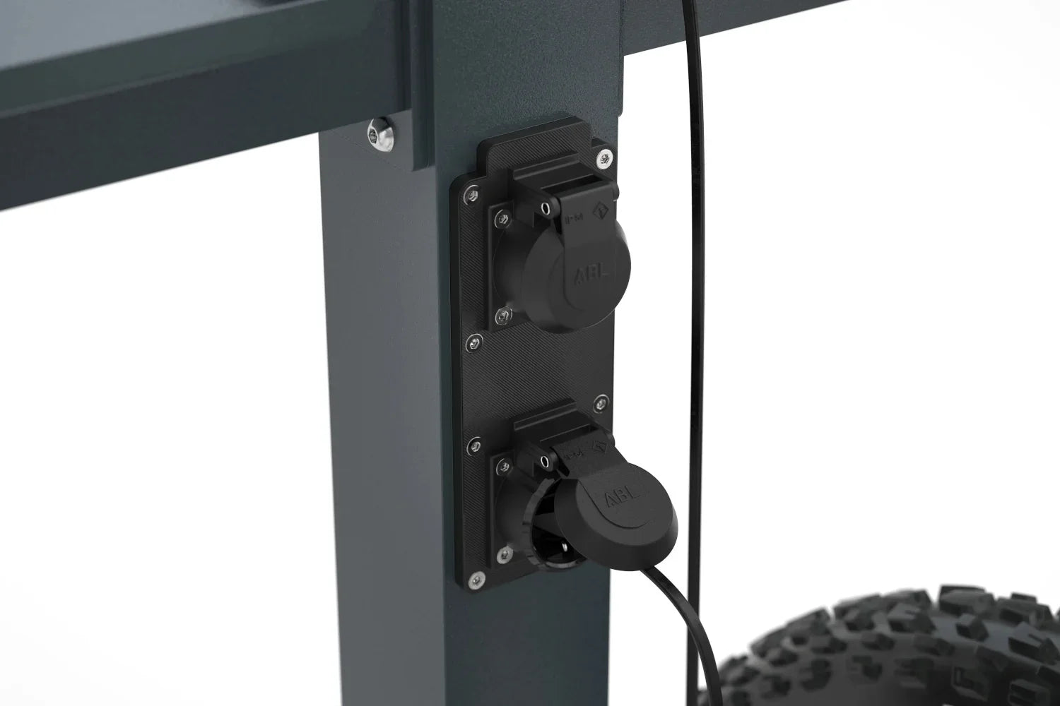 Detailansicht Steckdosen an E-Bike Ladestation aus Metall, Kabel angeschlossen