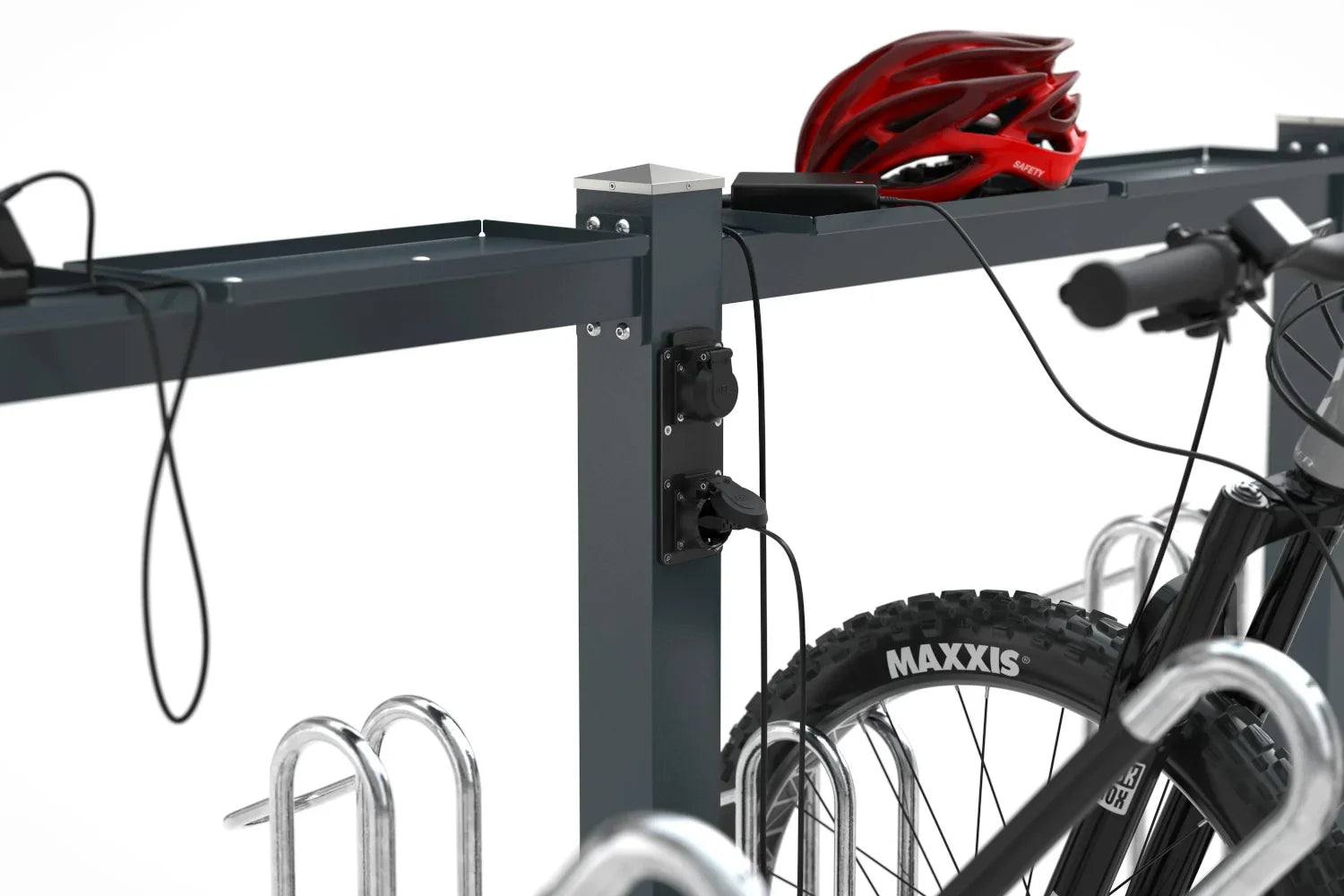 Ladestation für Fahrräder mit Steckdosen, Fahrradständer und rotem Helm