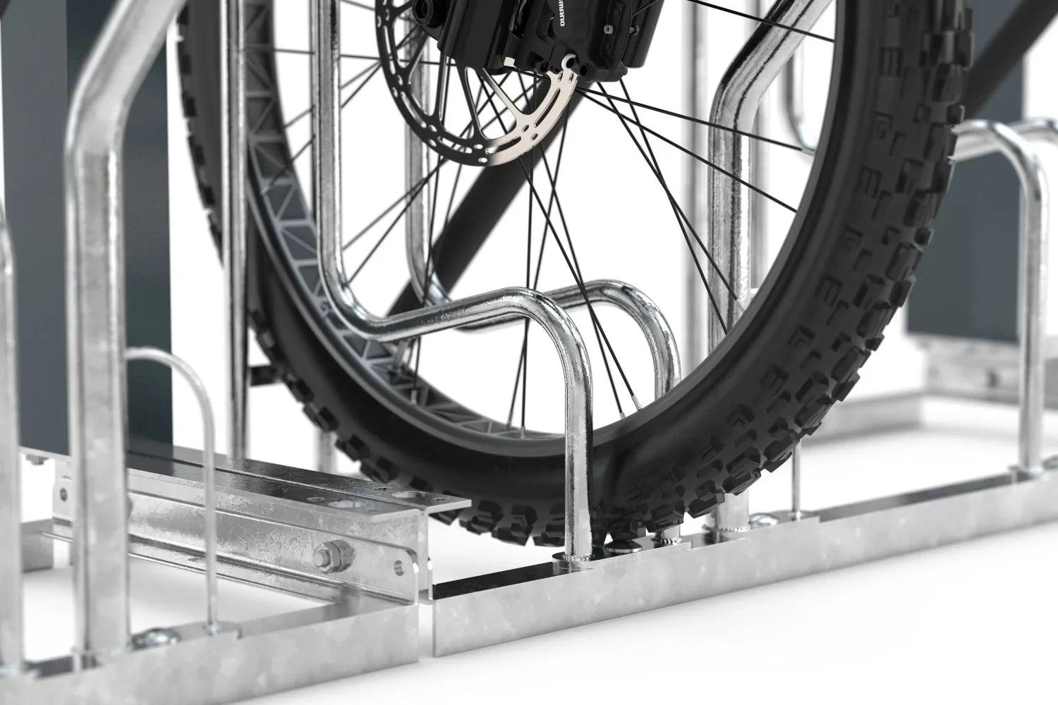 Detailansicht von Fahrradreifen im verzinkten Anlehnbügel-Fahrradständer aus Metall