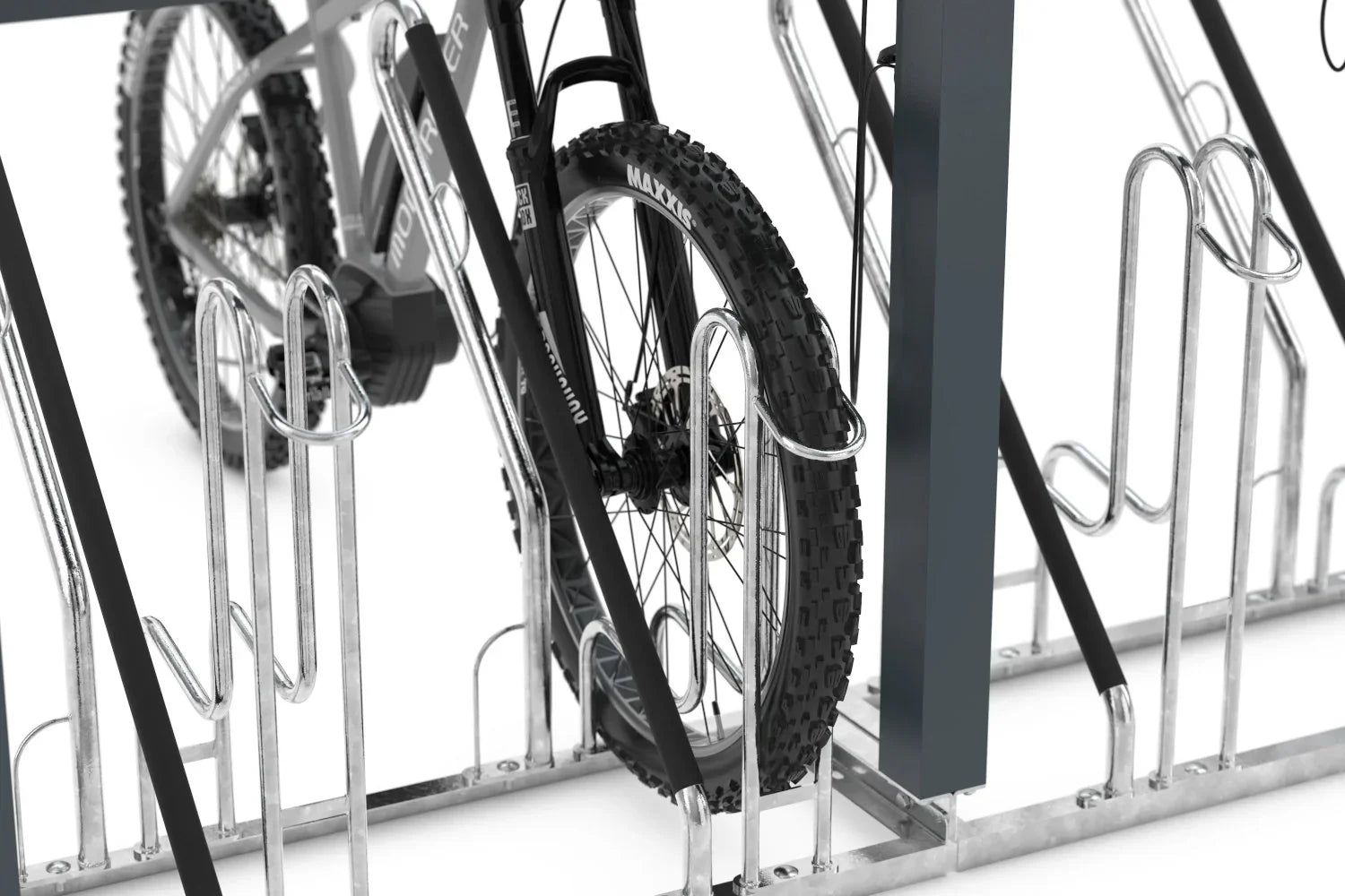 Detailansicht Fahrrad im Anlehnparker mit integrierter Ladestation, stabile Metallkonstruktion