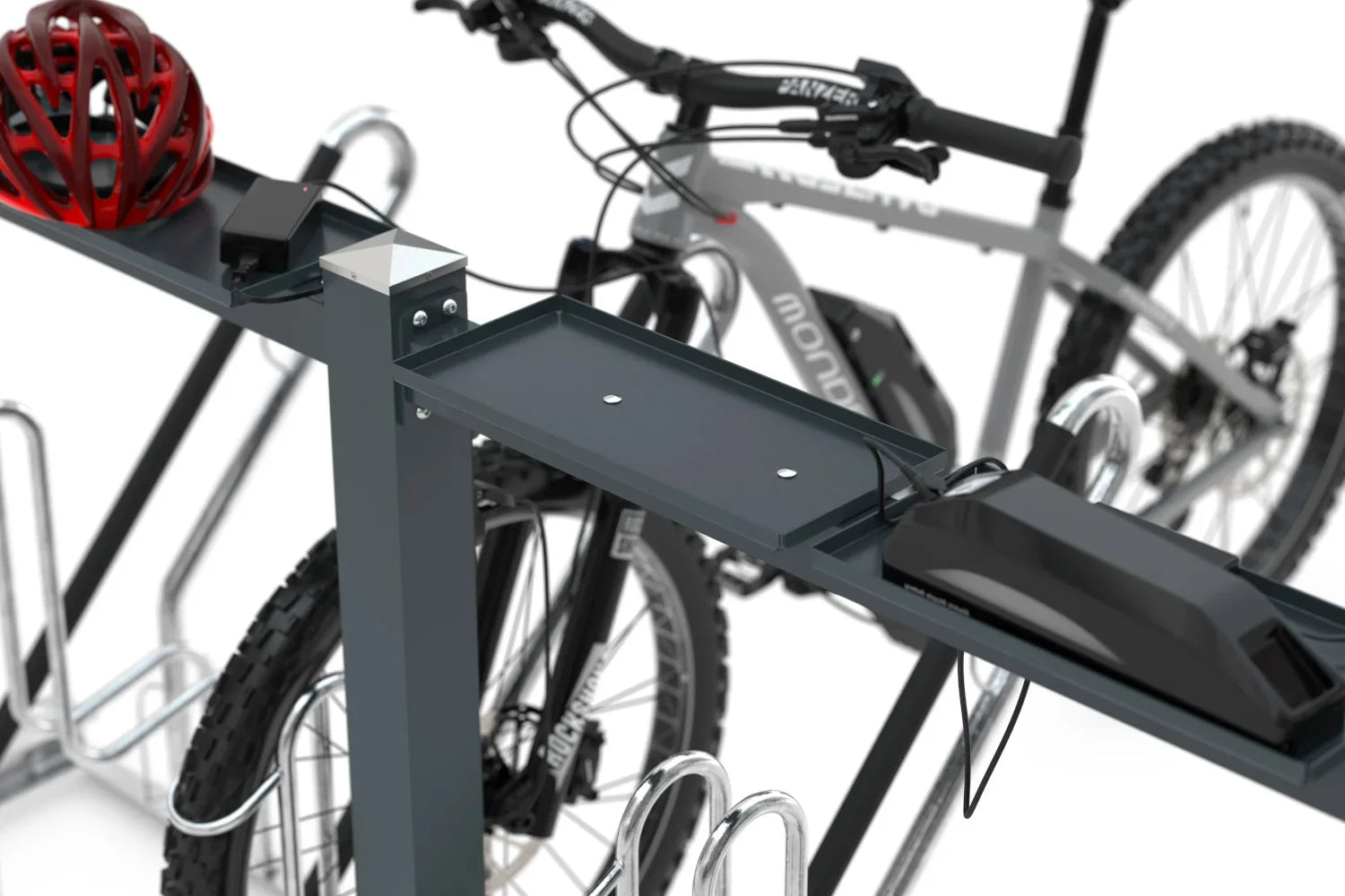 Detailansicht Ladestation für Anlehnbügel mit E-Bike, Helm und Akku, Metallkonstruktion