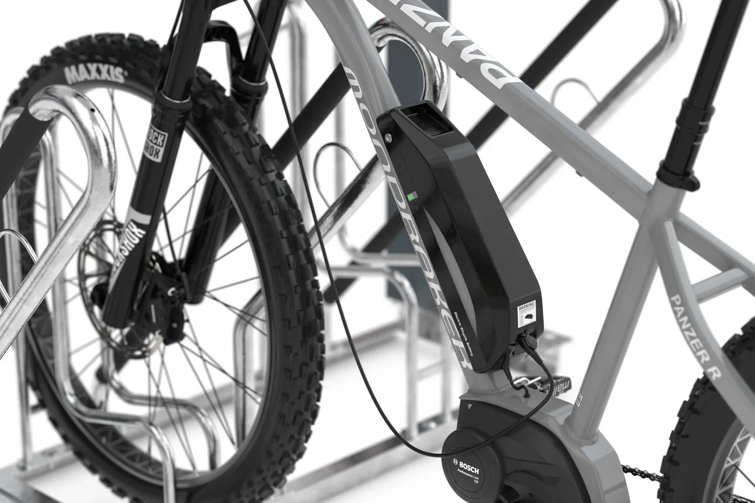 E-Bike mit Ladestation am Anlehnbügel-Parker, Detailansicht des Akkus und Ladeanschlusses