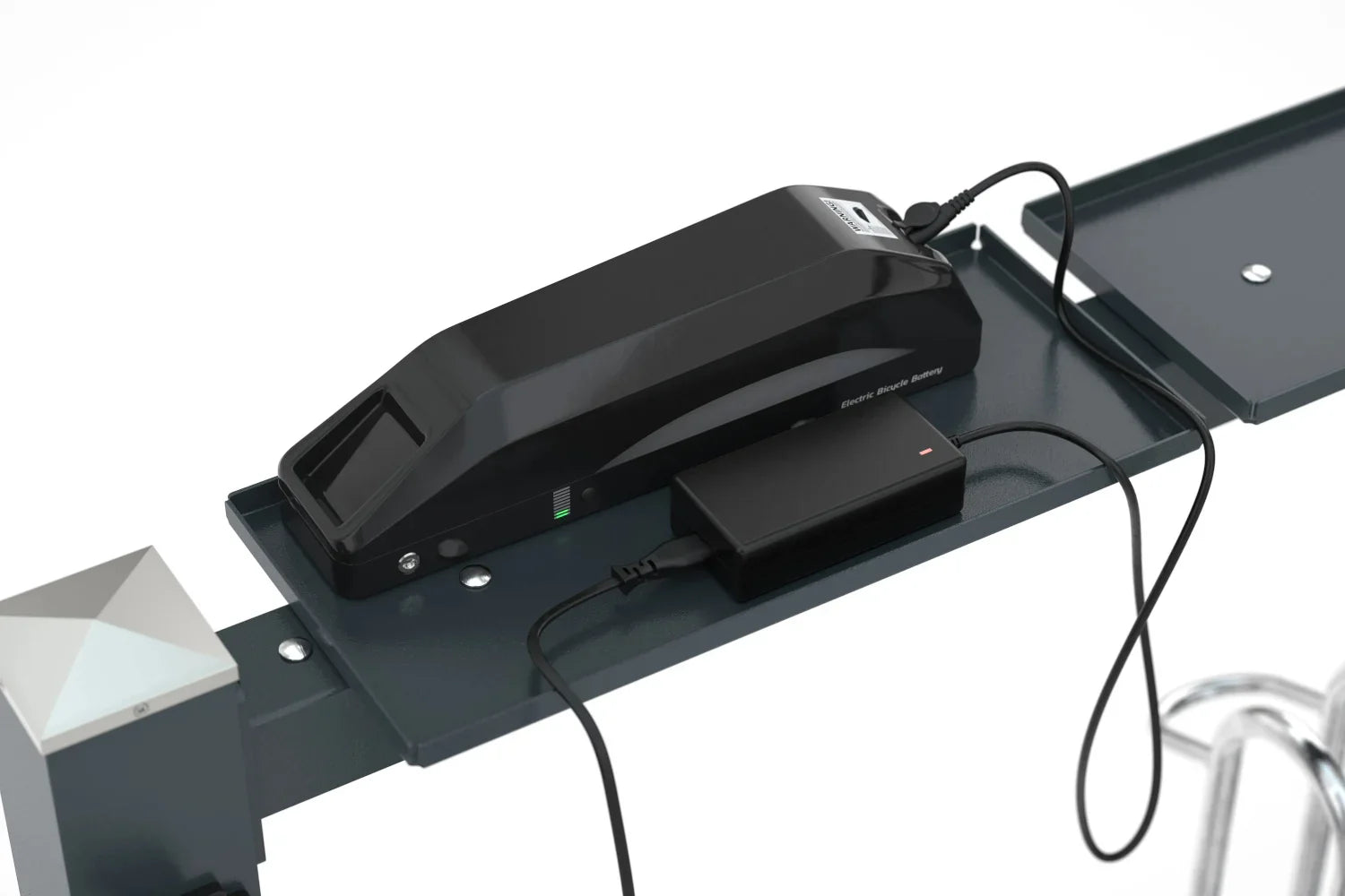 Detailansicht einer Ladestation für E-Bike Akku mit angeschlossenem Ladegerät auf Metallplatte