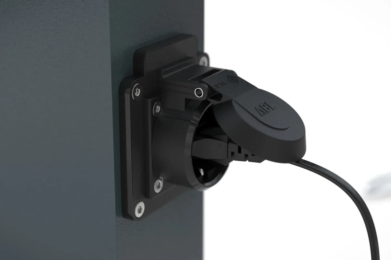 Detailansicht wetterfeste Steckdose an Ladestation für Anlehnbügel, Kabel eingesteckt