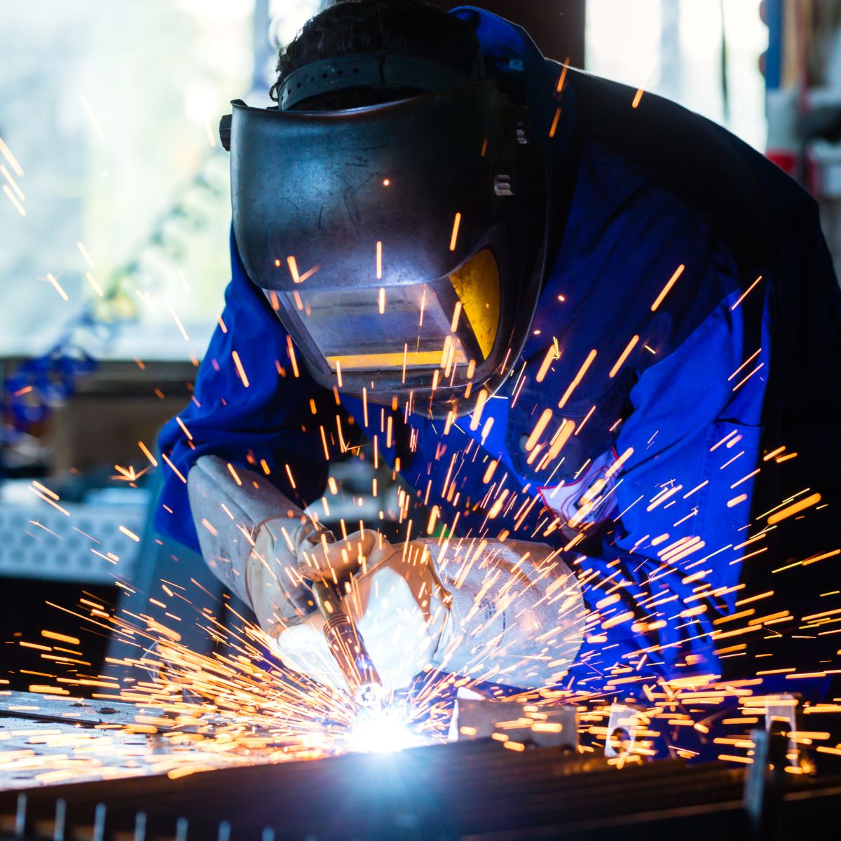 Schweißer bei Metallarbeiten mit Funken