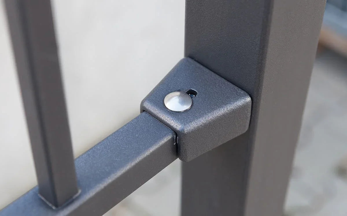 Detailaufnahme eines Montageelements aus Metall für Zaun oder Geländer, anthrazitfarben, langlebig