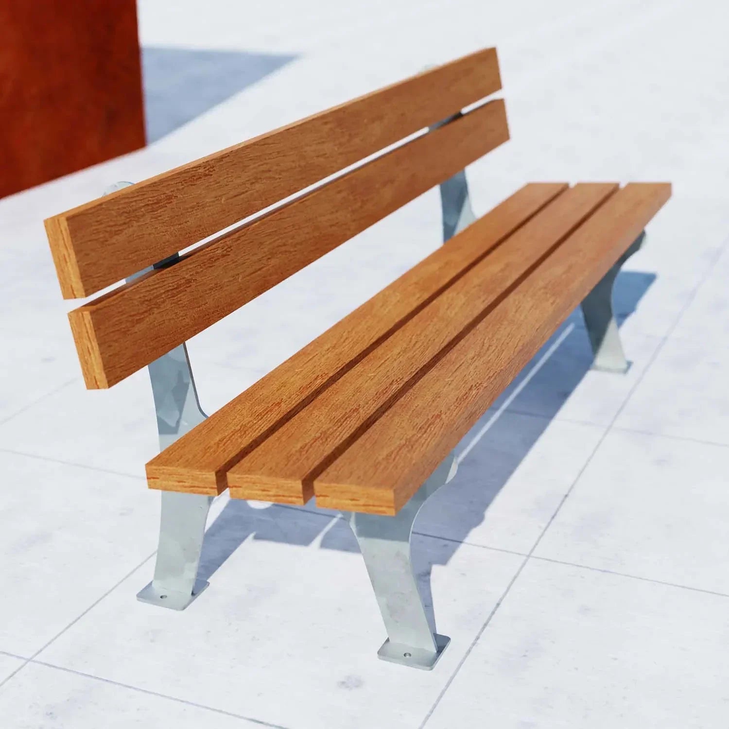 Parkbank aus Fichte, verzinkt, mit Holzlatten und Metallgestell auf hellem Boden