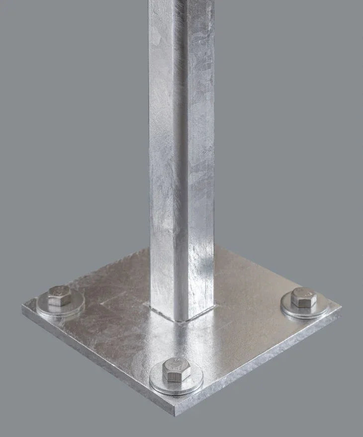 Verzinkter Stahl Pfostenanker zum Anschrauben mit Bodenplatte und Schrauben, Nahaufnahme